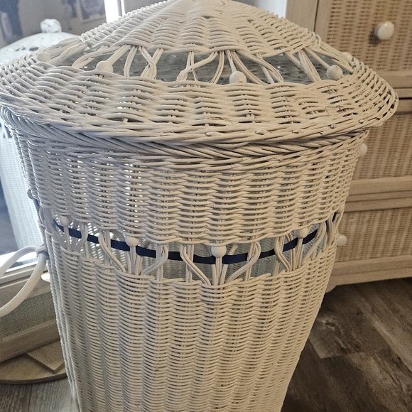 Vintage 80s WICKER LIDDED HAMPER Basket Domed Lid w Knob - Picture 10 of 11